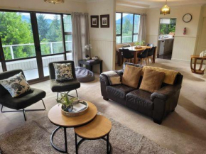 views and space for large groups - 5 bedrooms, 2 kitchens and 3 bathrooms